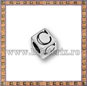 Margica argintie 5.5mm Litera C