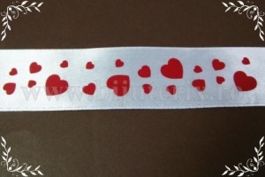 Panglica satin alb cu inimioare 2,5cm - 1m