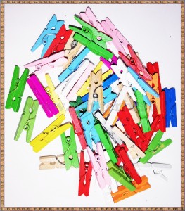 Carlige din lemn colorat - 2,5cm (10buc+2 cadou)